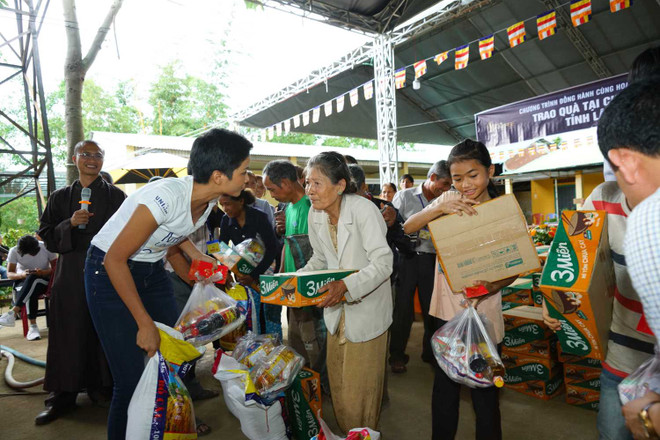 Hoa hậu H’Hen Niê trao quà thiện nguyện cho các hộ nghèo ở Lâm Đồng ảnh 7
