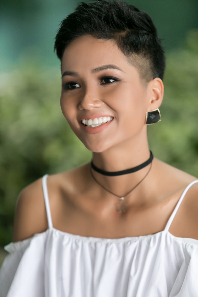 Phong cách jeans trẻ trung của H’Hen Niê trước chuyến đi New Zealand ảnh 2