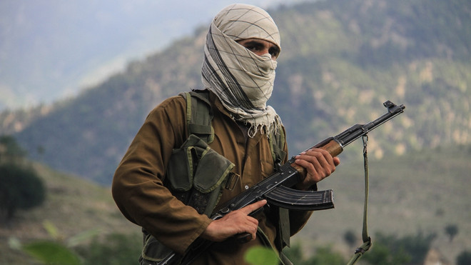 Một tay súng Taliban. (Nguồn: Al Jazeera) Afghanistan tiêu diệt chỉ huy khét tiếng của phiến quân Taliban ảnh 1