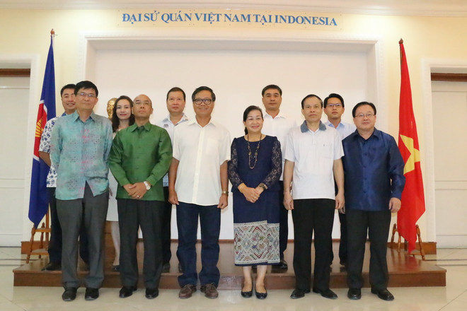 Các cán bộ Việt Nam và Lào tại buổi giao lưu. (Ảnh: Trần Chiến/Vietnam+) Giao lưu hữu nghị thắt chặt tình đoàn kết đặc biệt Việt-Lào ảnh 1