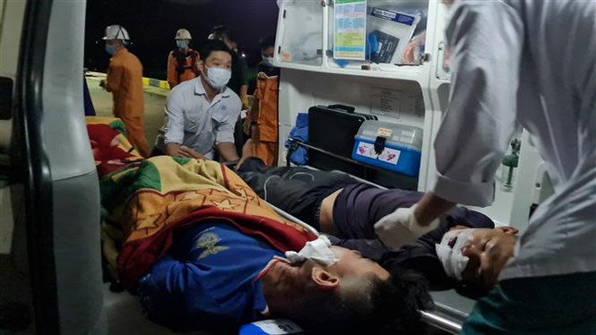 Cứu nạn hai thuyền viên bị tai nạn lao động, bất tỉnh trên biển ảnh 1