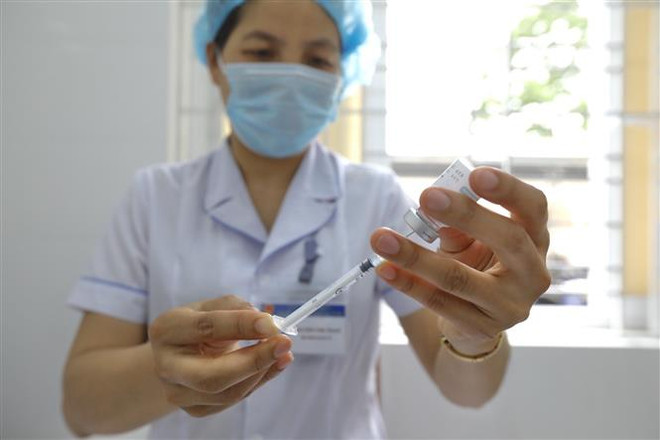 Nhân viên y tế tiêm vaccine AstraZeneca phòng COVID-19 cho cán bộ, chiến sỹ thuộc Bộ đội Biên phòng tỉnh Cao Bằng. (Ảnh: Minh Quyết/TTXVN) Công điện của Thủ tướng về tăng cường phòng, chống dịch COVID-19 ảnh 1