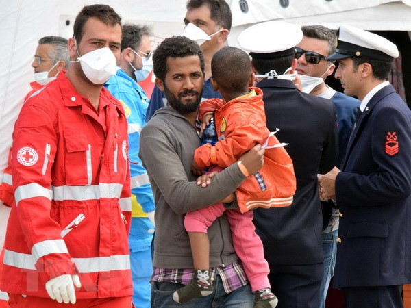 Italy dọa ngừng tài trợ nếu các nước EU không tiếp nhận người di cư ảnh 1