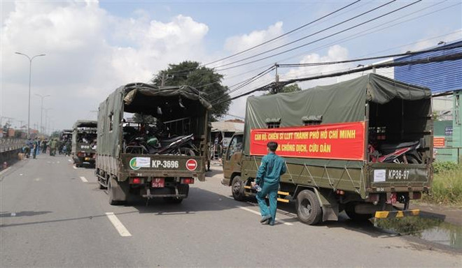 Bộ Tư lệnh Thành phố Hồ Chí Minh phối hợp đưa người dân về quê an toàn ảnh 1