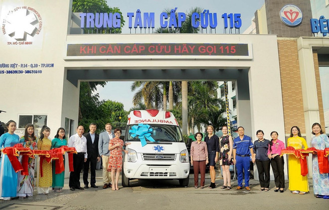 Hiệp hội Thương mại Hoa Kỳ tại Việt Nam (AMCHAM Việt Nam), Công ty Intel Products Việt Nam trao tặng xe cứu thương và thiết bị y tế chuyên dụng có trị giá hơn 2,2 tỷ đồng cho Trung tâm Cấp cứu 115 Thành phố Hồ Chí Minh. (Nguồn: TTXVN) Hợp tác y tế là điểm sáng trong 25 năm quan hệ Việt Nam-Hoa Kỳ ảnh 2