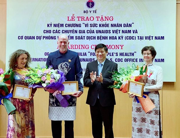 Bộ Y tế tổ chức lễ trao Kỷ niệm chương 'Vì sức khỏe nhân dân' cho các chuyên gia nước ngoài tại Việt Nam. (Ảnh: PV/Vietnam+) Hợp tác y tế là điểm sáng trong 25 năm quan hệ Việt Nam-Hoa Kỳ ảnh 1