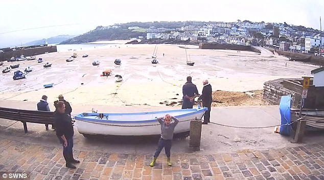 Tan chảy với màn bắt chước Michael Jackson của cậu bé tự kỷ ảnh 1