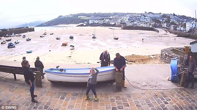 Tan chảy với màn bắt chước Michael Jackson của cậu bé tự kỷ ảnh 2