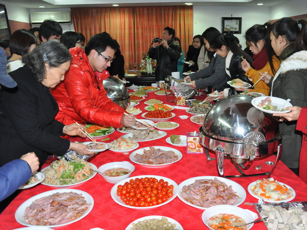 Bà con thưởng thức các món ăn dân tộc trong dịp Tết Cộng đồng. (Ảnh: Phạm Duy-Việt Cường/Vietnam+) Cộng đồng người Việt tại Hàn Quốc đón Xuân mới 2014 ảnh 1