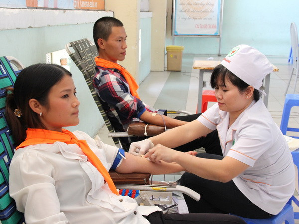 Hiến máu tình nguyện. (Ảnh: Anh Tuấn/TTXVN) TP.HCM vận động hơn 40.000 đơn vị máu trong dịp Tết ảnh 1