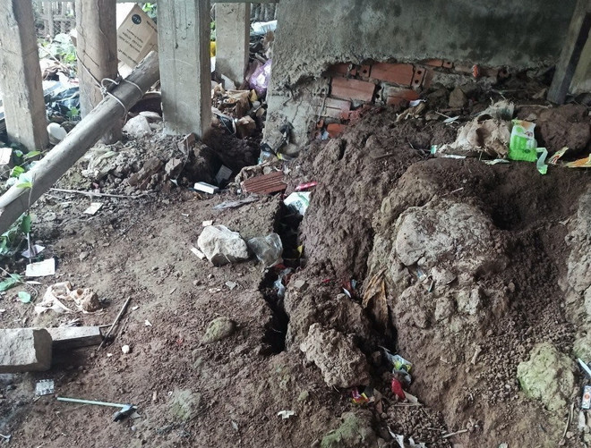 Bờ hữu sông Hậu rạn nứt với tổng chiều dài khoảng 40m. (Ảnh: TTXVN phát) An Giang: Rạn nứt đất bờ sông Hậu, vận động 5 hộ dân di dời ảnh 1
