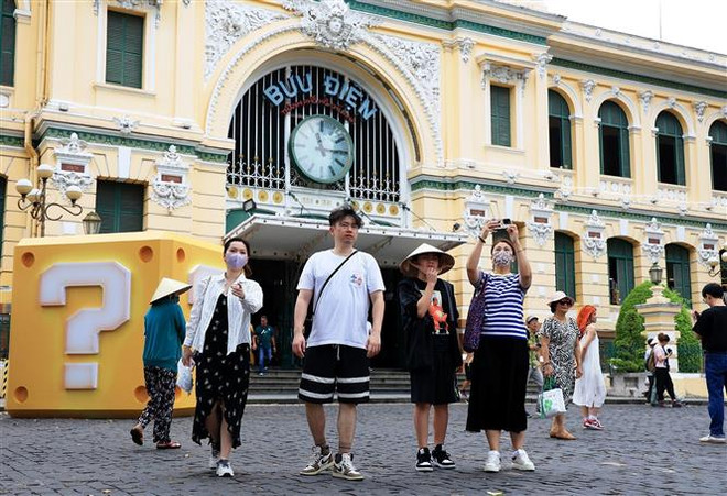 Du khách Hàn Quốc tham quan Bưu điện Trung tâm Thành phố Hồ Chí Minh. (Ảnh: Hồng Đạt/TTXVN) Việt Nam thuộc top 3 điểm đến yêu thích nhất của người Hàn Quốc ảnh 1