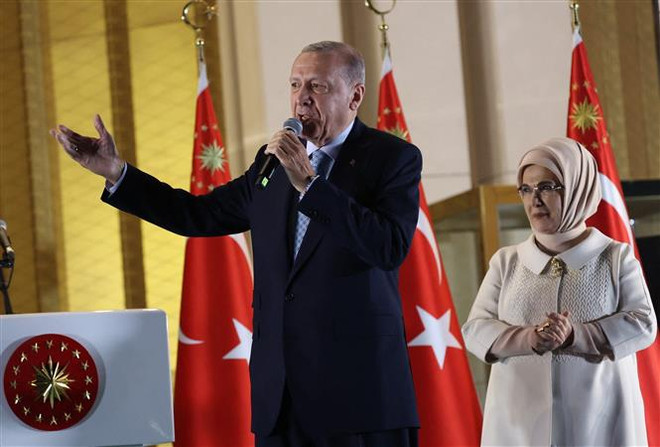 Tổng thống Thổ Nhĩ Kỳ Tayyip Erdogan phát biểu trước những người ủng hộ sau khi giành chiến thắng trong cuộc bầu cử Tổng thống vòng hai, tại Ankara ngày 29/5. (Ảnh: AFP/TTXVN) Lãnh đạo Trung Quốc, Nga chúc mừng Tổng thống Thổ Nhĩ Kỳ Erdogan ảnh 1