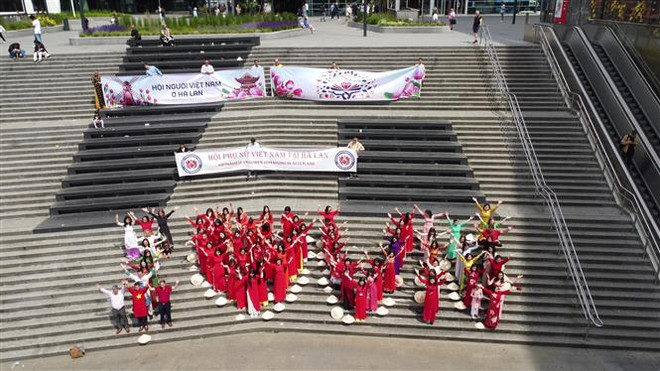 Rộn ràng Ngày hội 'Dáng hình Việt Nam' tại xứ sở hoa tulip ảnh 2