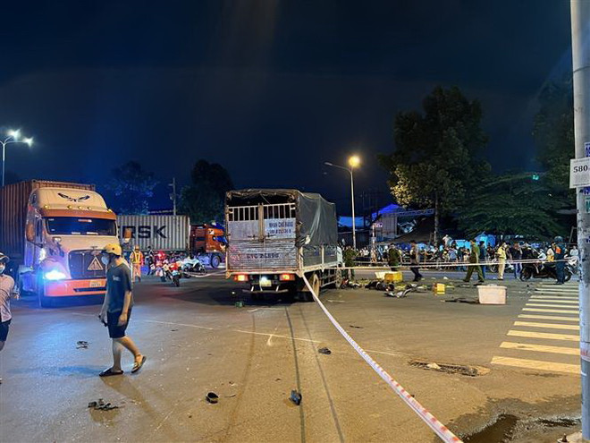 Bình Dương: Xe tải đâm loạt xe máy dừng đèn đỏ, 3 người thương vong ảnh 2