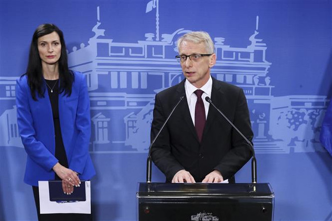 Cựu Bộ trưởng Giáo dục Bulgaria Nikolai Denkov (phải), thành viên liên minh PP-DB và cựu Ủy viên Liên minh châu Âu về đổi mới Mariya Gabriel (trái) thuộc liên minh GERB-UDF tại cuộc họp báo ở Sofia, Bulgaria ngày 22/5. (Ảnh: AFP/TTXVN) Cựu Bộ trưởng Giáo dục Bulgaria được giao nhiệm vụ lập Chính phủ mới ảnh 1