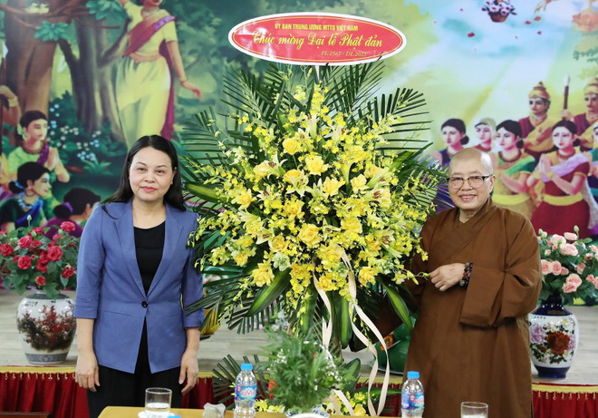 Phó Chủ tịch-Tổng Thư ký Ủy ban Trung ương Mặt trận Tổ quốc Việt Nam Nguyễn Thị Thu Hà chúc mừng Ni trưởng Thích Đàm Lan. (Ảnh: Minh Đức/TTXVN) Đại lễ Phật Đản: Lan tỏa văn hóa, tinh thần hòa bình của Phật giáo ảnh 1