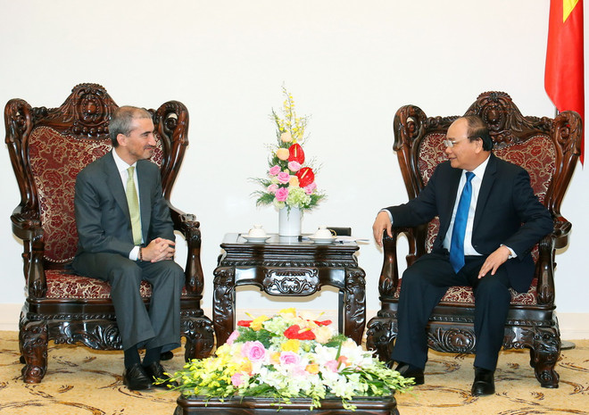 Thủ tướng Nguyễn Xuân Phúc tiếp ông Francisco Assis Morais E Cunha Vaz Patto, Đại sứ Cộng hòa Bồ Đào Nha thường trú tại Thái Lan kiêm nhiệm Việt Nam đến chào xã giao. (Ảnh: Thống Nhất/TTXVN) Việt Nam-Bồ Đào Nha hướng tới kim ngạch thương mại 500 triệu USD ảnh 1