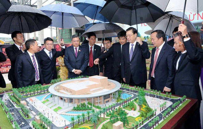 Ông Trương Đức Giang xem mô hình Cung Hữu nghị Việt-Trung. (Ảnh: Phương Hoa/TTXVN) Ủy viên trưởng Nhân đại Trung Quốc thăm dự án Cung hữu nghị Việt-Trung ảnh 1
