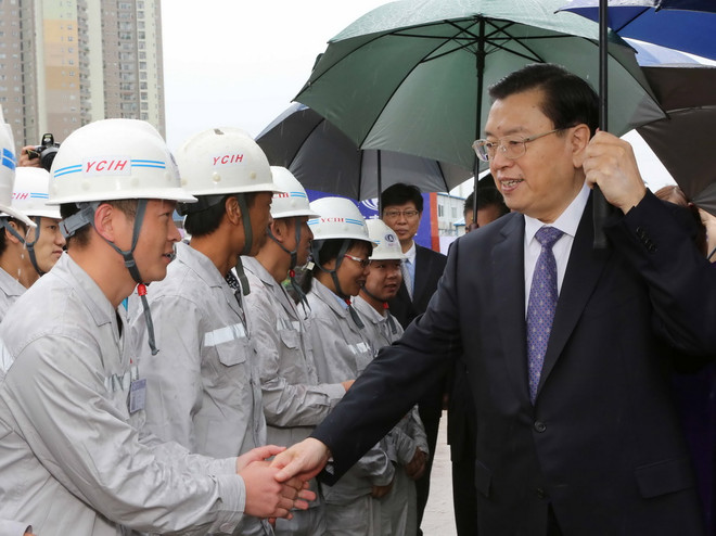 Ủy viên trưởng Nhân đại Trung Quốc Trương Đức Giang với công nhân xây dựng công trình Cung Hữu nghị Việt-Trung. (Ảnh: Phương Hoa/TTXVN) Ủy viên trưởng Nhân đại Trung Quốc thăm dự án Cung hữu nghị Việt-Trung ảnh 2