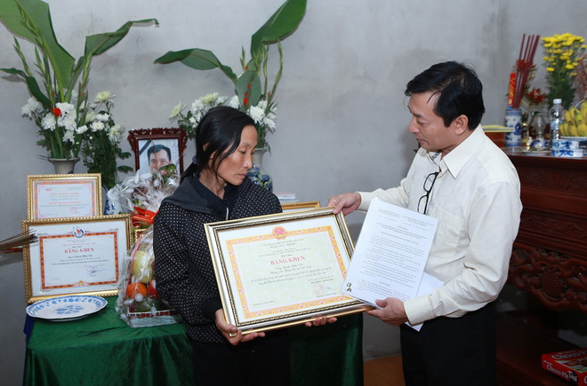 Câu chuyện xúc động về phóng viên trẻ đầy quả cảm Đinh Hữu Dư ảnh 1