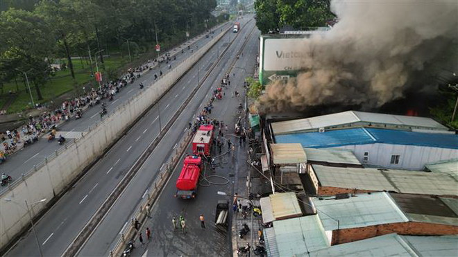 Đồng Nai: Hai cửa hàng phụ tùng ôtô dọc Quốc lộ 1 bốc cháy dữ dội ảnh 1
