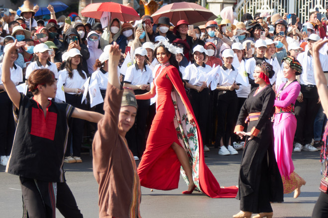 Hoa hậu H'Hen Niê tôn vinh thổ cẩm, quảng bá càphê Việt Nam ảnh 1