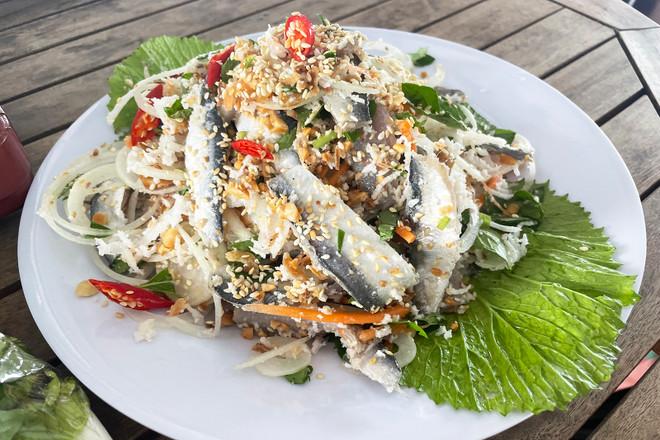 Gỏi cá trích. (Ảnh: CTV/Vietnam+) goi-ca-trich-phu-quoc-co-gi-ngon.jpg