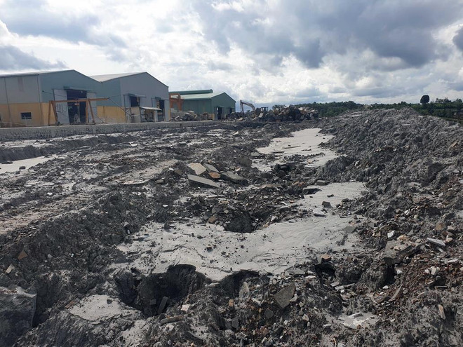 Vỡ đập, nước thải tràn xuống ao hồ khiến người dân bức xúc ảnh 1