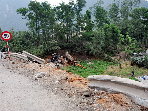 Xe tải lao xuống vực sâu, bốn người chết và bị thương ảnh 2