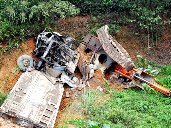 Xe tải lao xuống vực sâu, bốn người chết và bị thương ảnh 1