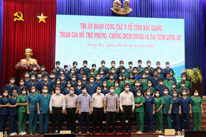 Đoàn cán bộ, sinh viên y tế tỉnh Bắc Giang đã tích cực hỗ trợ tỉnh Long An trong công tác phòng, chống dịch COVID-19. (Ảnh: Bùi Giang/TTXVN) Các địa phương tiếp tục cử cán bộ y tế vào miền Nam chống dịch ảnh 2