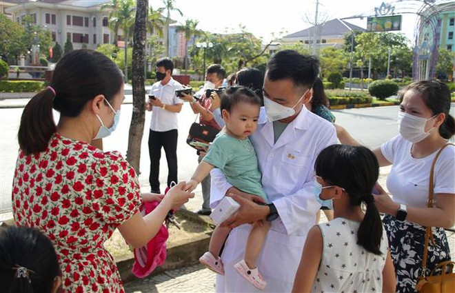 Cán bộ, bác sỹ, nhân viên y tế Quảng Trị chia tay người thân trước giờ lên đường hỗ trợ tỉnh Bình Dương phòng, chống dịch. (Ảnh: Hồ Cầu/TTXVN) Các địa phương tiếp tục cử cán bộ y tế vào miền Nam chống dịch ảnh 1