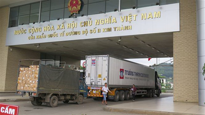 Một xe chở thanh long thông quan qua cửa khẩu đường bộ Kim Thành (Lào Cai). (Ảnh Hồng Ninh/TTXVN) Thêm 580 tấn nông sản Việt Nam được thông quan qua cửa khẩu Lào Cai ảnh 1