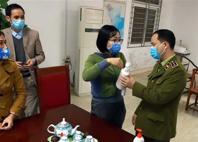 Thành viên đoàn công tác kiểm tra xuất xứ nước khử trùng ở một doanh nghiệp chế biến gỗ xuất khẩu tại Khu công nghiệp Bá Thiện, huyện Bình Xuyên. (Ảnh: Hoàng Hùng/TTXVN) Vĩnh Phúc liên tục kiểm tra công tác phòng, chống dịch bệnh nCoV ảnh 1