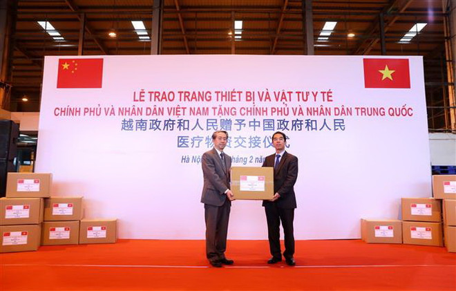 Lễ trao trang thiết bị và vật tư y tế của Chính phủ và nhân dân Việt Nam tặng Chính phủ và nhân dân Trung Quốc. (Ảnh: Thành Đạt/TTXVN) Việt Nam tặng trang thiết bị y tế trị giá 500.000 USD cho Trung Quốc ảnh 2