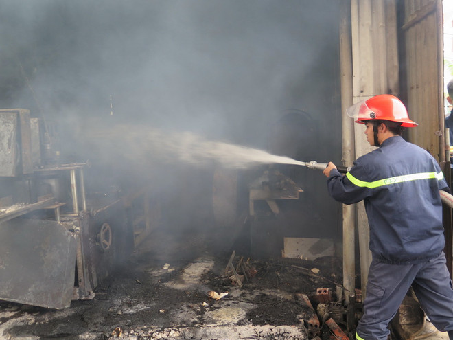 Hỏa hoạn thiêu rụi xưởng sơ chế nguyên liệu giấy tại Bắc Ninh ảnh 1