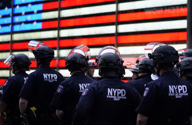Cảnh sát gác gần khu vực Quảng trường Thời đại ở New York, Mỹ. (Ảnh: AFP/TTXVN) Mỹ: Nhiều thành phố cam kết cải tổ cảnh sát sau vụ George Floyd ảnh 1