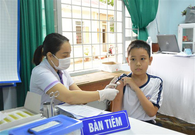 Tiêm vaccine phòng COVID-19 cho trẻ em. (Ảnh: Tuấn Anh/TTXVN) Ngày 26/9, ghi nhận 1.432 ca mắc mới COVID-19, không có ca tử vong ảnh 1