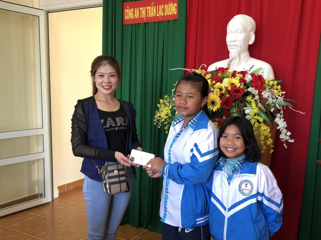 Lâm Đồng: Hai học sinh lớp 7 trả lại điện thoại đắt tiền cho người mất ảnh 1