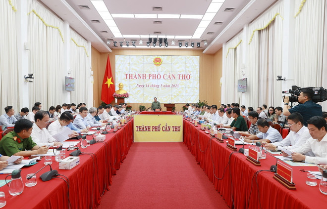 Thủ tướng Phạm Minh Chính làm việc với Ban Thường vụ Thành ủy Cần Thơ. (Ảnh: Dương Giang/TTXVN) Thủ tướng: Cần Thơ tập trung hiệu quả cho 3 động lực tăng trưởng ảnh 1