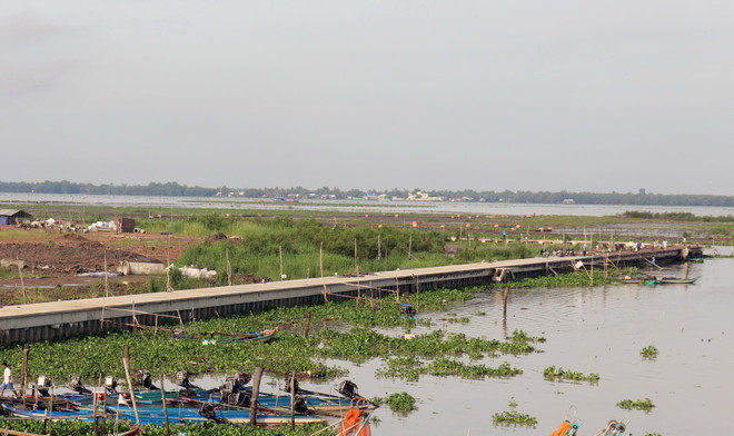 Khu Đô thị mới Phú Qúy lấn biển (thành phố Rạch Giá, tỉnh Kiên Giang) trong giai đoạn thi công mặt bằng và kè chống sạt lở. (Ảnh: Lê Huy Hải/TTXVN) Phó Thủ tướng: Phân cấp cho địa phương thực hiện thủ tục lấn biển ảnh 1