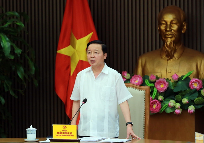 Phó Thủ tướng Trần Hồng Hà chủ trì buổi làm việc. (Ảnh: TTXVN) Phó Thủ tướng: Bảo đảm kế hoạch sử dụng đất đai 'vừa tĩnh, vừa động' ảnh 2