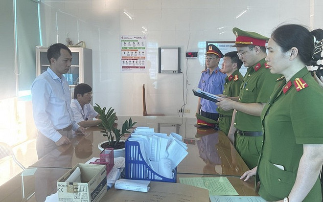 Cán bộ cảnh sát điều tra đọc lệnh khởi tố bị can đối với Trần Đức Lượng. (Nguồn: Công an Nghệ An) Nghệ An: Lập khống hồ sơ bệnh án để trục lợi 10 tỷ đồng tiền bảo hiểm ảnh 1