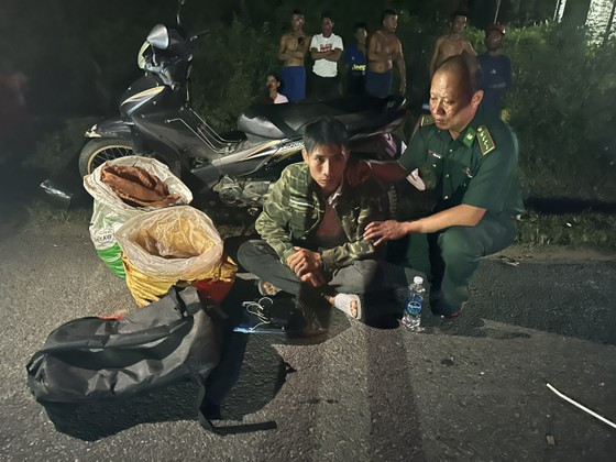 Bộ đội Biên phòng Quảng Trị bắt giữ đối tượng Năng cùng tang vật. Quảng Trị: Truy đuổi, bắt giữ đối tượng vận chuyển 55kg thuốc nổ ảnh 1