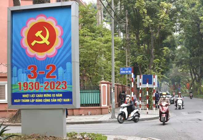 Pano tại phố Hoàng Văn Thụ, Hà Nội dịp 93 năm Ngày thành lập Đảng Cộng sản Việt Nam. (Ảnh: Hoàng Hiếu/TTXVN) 3.736 tác phẩm dự thi chính luận về bảo vệ nền tảng tư tưởng của Đảng ảnh 1