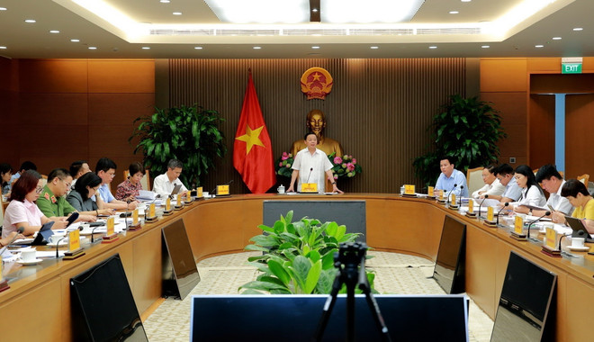 Phó Thủ tướng Trần Hồng Hà chủ trì buổi làm việc. (Ảnh: TTXVN) Phó Thủ tướng: Bảo đảm kế hoạch sử dụng đất đai 'vừa tĩnh, vừa động' ảnh 1
