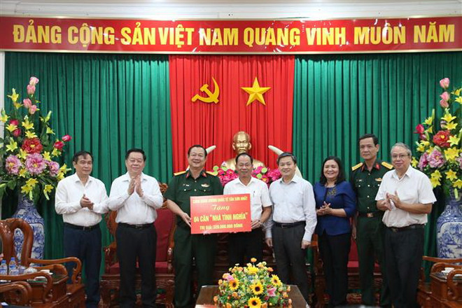 Trưởng Ban Tuyên giáo Trung ương trao nhà tình nghĩa tại Bến Tre ảnh 1