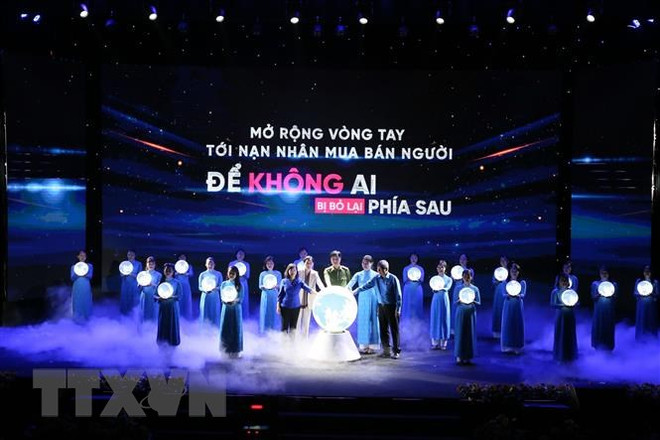 Lực lượng chức năng làm việc với đối tượng cầm đầu một đường dây mua bán người. (Nguồn: TTXVN) Vì sao ngày càng nhiều nam giới là nạn nhân mua bán người? ảnh 2