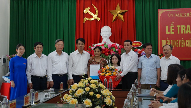 Cô gái không tay được tuyển dụng đặc cách làm giáo viên tiếng Anh ảnh 1